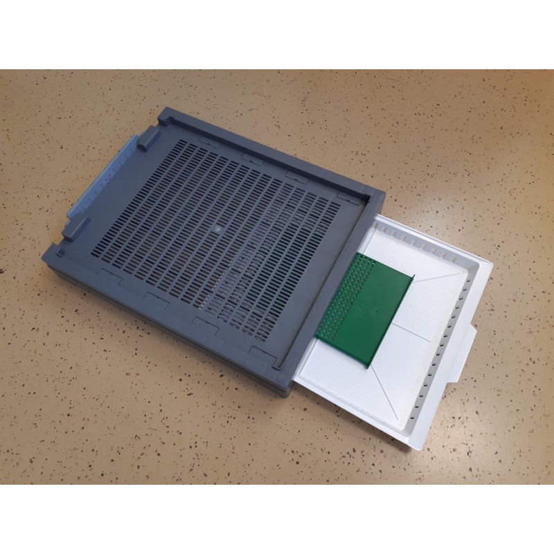 Bottom board with plastic screen